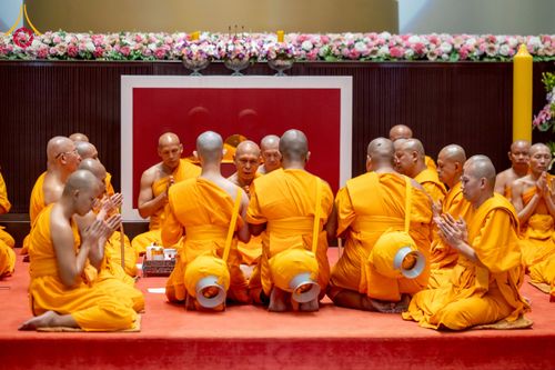 ภาพ No.244924:วันเสาร์ที่ 6 กันยายน พ.ศ. 2568 พิธีถวายบาตร บรรพชา อุปสมบทของนาคธรรมทายาท โครงการอุปสมบทหมู่บูชาธรรมครบรอบ 108 ปี  วันครูผู้ค้นพบวิชชาธรรมกาย ณ โบสถ์พระไตรปิฎก วัดพระธรรมกาย