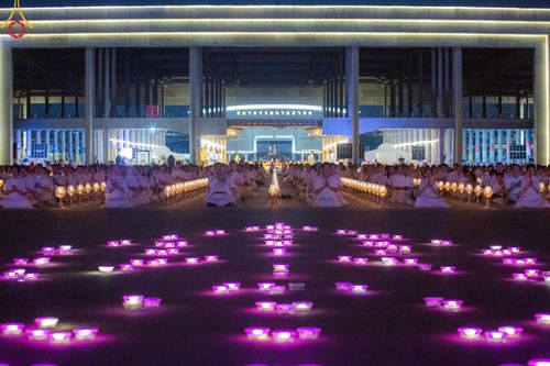 ภาพ No.279373:พิธีจุดวิสาขประทีป พิธีเวียนประทักษิณ ในวันวิสาขบูชา พุธที่ 22 พฤษภาคม พ.ศ. 2567 ( วันพระขึ้น 15 ค่ำ เดือน 6 ) ณ ลานธรรม พระมหาธรรมกายเจดีย์ วัดพระธรรมกาย จ.ปทุมธานี