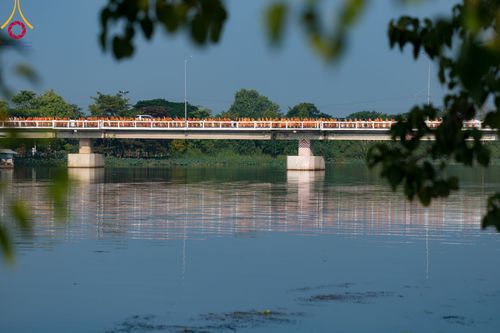 ภาพ No.101960:ตักบาตรพระ 10,000 รูป เติมบุญให้แผ่นดิน เนื่องในโอกาส 192 ปี จังหวัดกาญจนบุรี หนึ่งในโครงการตักบาตรพระ 2,000,000 รูป  77 จังหวัดทุกวัดทั่วไทย วันจันทร์ที่ 11 ธันวาคม พ.ศ. 2566 บริเวณถนนสองแคว (SKY WALK) เมืองกาญจนบุรี