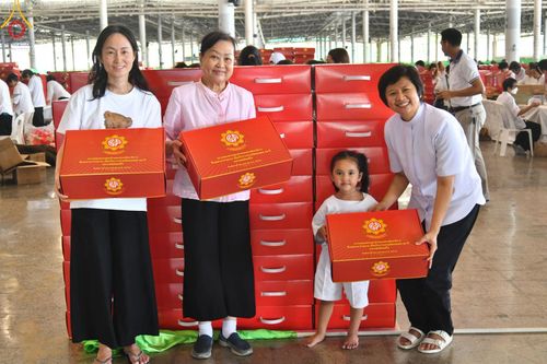 ภาพ No.212166:วันจันทร์ที่ 17 มีนาคม พ.ศ. 2568 บุญบรรจุกล่องไทยธรรม เพื่อถวายแด่พระสังฆาธิการ 40,000 กว่าวัดทั่วไทย ในวันคุ้มครองโลก 22 เมษายน พ.ศ. 2568 ณ บ้านแก้วเรือนทองคุณยายฯ วัดพระธรรมกาย