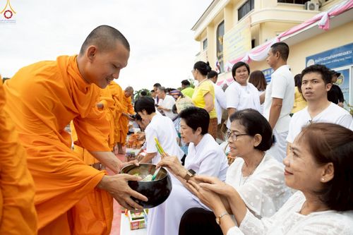 ภาพ No.242027:วันอาทิตย์ที่ 31 สิงหาคม พ.ศ. 2568 พิธีทำบุญแด่คณะสงฆ์ 122 รูป ฉลอง 121 ปี อำเภอคลองหลวง จ.ปทุมธานี เพื่อนำส่งช่วยเหลือคณะสงฆ์ 323 วัด 4 จังหวัดชายแดนภาคใต้ และช่วยเหลือประชาชนจากเหตุปะทะ แนวชายแดนไทย-กัมพูชา ณ บริเวณหน้าที่ว่าการอำเภอคลองหลวง 