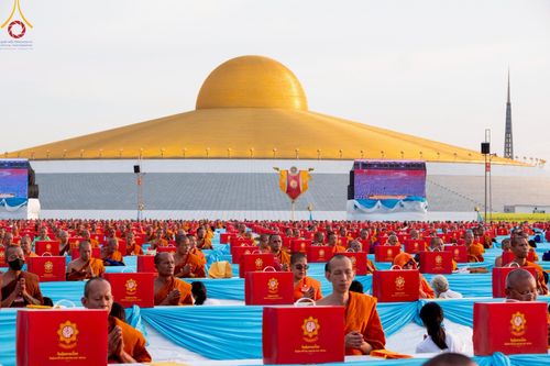 ภาพ No.221701:วันอังคารที่ 22 เมษายน พ.ศ. 2568 ภาพพิธีถวายมหาสังฆทานคณะสงฆ์ 40,000 กว่าวัดทั่วประเทศ เนื่องในวันคุ้มครองโลก ชุดที่ 2 (ปลื้มให้สมการรอคอย) ณ ลานธรรมพระมหาธรรมกายเจดีย์ วัดพระธรรมกาย