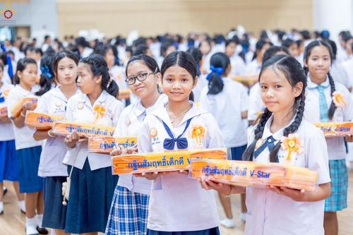 ภาพ No.246058:วันเสาร์ที่ 13 กันยายน พ.ศ. 2568 พิธีมอบผ้าไตรประธานกฐินสัมฤทธิ์เด็กดี V-Star ณ สภาธรรมกายสากล วัดพระธรรมกาย