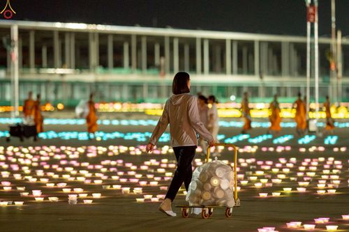 ภาพ No.241119:วันพุธที่ 27 สิงหาคม พ.ศ. 2568 พิธีจุดประทีป ในวันธรรมชัย ณ วัดพระธรรมกาย