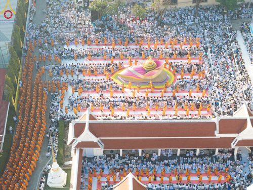 ภาพ No.197779:พิธีตักบาตรพระธรรมยาตรา ณ อนุสรณ์สถานลำดับที่ 4 สถานที่เกิดด้วยกายธรรม วัดโบสถ์(บน) ต.บางคูเวียง จ.นนทบุรี ในโครงการธรรมยาตรา กตัญญูบูชา มหาปูชนียาจารย์ พระมงคลเทพมุนี(สด จนฺทสโร) พระผู้ปราบมาร อนุสรณ์สถาน 7 แห่ง ปีที่ 13 วันที่ 19 มกราคม พ.ศ. 2568