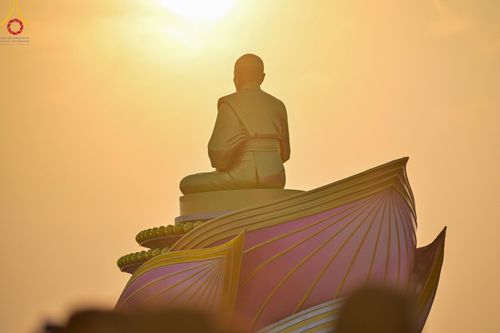 ภาพ No.201168:พิธีตักบาตรพระธรรมยาตรา ณ อนุสรณ์สถานลำดับที่ 5 สถานที่เผยแผ่วิชชาธรรมกายครั้งแรก อนุสรณ์สถานบางปลา วัดบางปลา อำเภอบางเลน จังหวัดนครปฐม ในโครงการธรรมยาตรา กตัญญูบูชา มหาปูชนียาจารย์ พระมงคลเทพมุนี(สด จนฺทสโร) พระผู้ปราบมาร อนุสรณ์สถาน 7 แห่ง ปีที่ 13