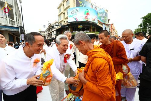 ภาพ No.210418:วันอาทิตย์ที่ 9 มีนาคม พ.ศ. 2568 พ่อเมืองโคราชจัดตักบาตรพระหมื่น ทำบุญเมือง 557 ปี