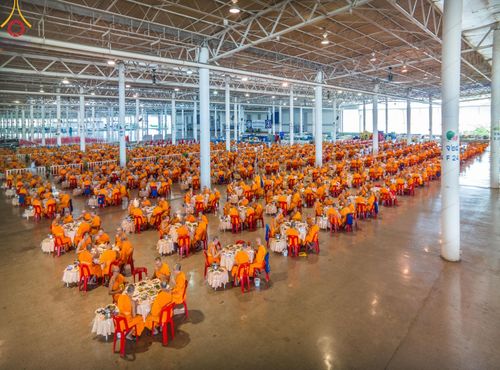 ภาพ No.150045:พิธีตักบาตร , พิธีปฎิบัติธรรม , พิธีถวายภัตตาหารเมนูสวรรค์ ในพรรษาแห่งการเข้าถึงธรรม วันธรรมชัย วันอังคารที่ 27 สิงหาคม พ.ศ.2567 ณ สภาธรรมกายสากล วัดพระธรรมกาย