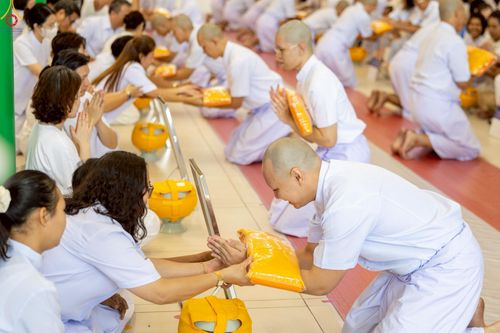 ภาพ No.229000:วันเสาร์ที่ 14 มิถุนายน พ.ศ. 2568 พิธีเวียนประทักษิณ , พิธีขอขมารับผ้าไตร ในโครงการบรรพชาอุปสมบทหมู่ ผู้บริหารรุ่นที่ 15 และ อุดมศึกษา รุ่นที่ 52 ณ โบสถ์พระไตรปิฎก วัดพระธรรมกาย