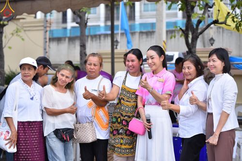 ภาพ No.150942:พิธีเจริญพระพุทธมนต์ และทำบุญตักบาตรแด่คณะสงฆ์ จำนวน 121 รูป เนื่องในโอกาสฉลองครบรอบ 120 ปี อำเภอคลองหลวง จังหวัดปทุมธานี เพื่อถวายเป็นพุทธบูชา ช่วยเหลือผู้ประสบความเดือดร้อนจากอุทกภัย และคณะสงฆ์ 323 วัด 4 จังหวัดชายแดนภาคใต้ วันเสาร์ที่ 31 สิงหาคม พ.ศ. 