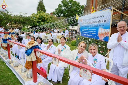 ภาพ No.142815:พิธีพัทธสีมา ประดิษฐานลูกนิมิตมหาสมบัติ สถาปนาอุโบสถวัดพระธรรมกายลอนดอน บูชาธรรม 80 ปี หลวงพ่อธัมมชโย วันเสาร์ที่ 22 มิถุนายน พ.ศ. 2567