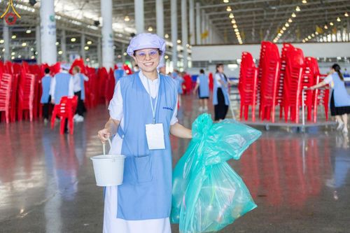 ภาพ No.58960:V.40 ภัตตาหารพระหมื่นวัด เราจัดให้ การปฏิบัติงานของเจ้าหน้าที่และอาสาสมัคร เพื่อรับบุญในการถวายภัตตาหาร แด่คณะสงฆ์ 10,000 กว่าวัดทั่วประเทศ ที่มาร่วมงานวันคุ้มครองโลก จันทร์ที่ 22 เมษายน พ.ศ. 2567 ณ วัดพระธรรมกาย