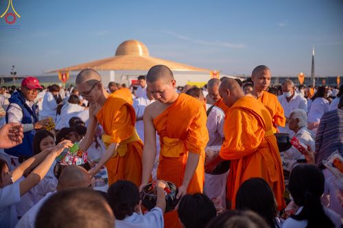 ภาพ No.187876:พิธีตักบาตรฉลองพระใหม่ ต้อนรับพุทธศักราช 2568 ณ ลานธรรมพระมหาธรรมกายเจดีย์ วัดพระธรรมกาย จ.ปทุมธานี วันที่ 1 มกราคม พ.ศ. 2568