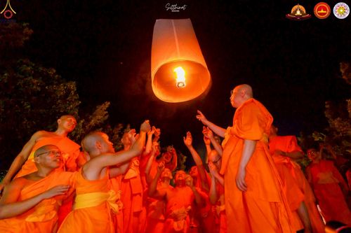 ภาพ No.224619:วันจันทร์ที่ 12 พฤษภาคม พ.ศ. 2568  ชาวพุทธในอินโดนีเซีย ร่วมฉลองวิสาขบูชาจุดประทีปกว่า 200,000 ดวง ณ พระมหาเจดีย์บรมพุทโธ  เจริญพุทธมนต์ถวาย “พระวชิรเกล้าเจ้าอยู่หัว”