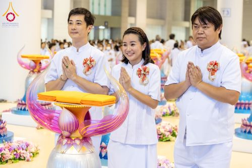 ภาพ No.134444:พิธีทอดผ้าป่าสมทบ มหาสังฆทาน 10,000 วัด ทั่วไทย วันอาทิตย์ต้นเดือนที่ 7 เมษายน พ.ศ.2567 ณ ห้องแก้วสารพัดนึก 1 สภาธรรมกายสากล  วัดพระธรรมกาย จ.ปทุมธานี