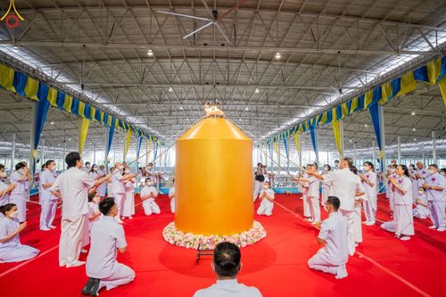 ภาพ No.86980:พิธีตักบาตร , พิธีบูชาข้าวพระ , พิธีจุดเทียนใจ ไฟนิรันดร์ อนันตชัย ในวันอาทิตย์ต้นเดือน 3 กันยายน พ.ศ. 2566 ณ วัดพระธรรมกาย