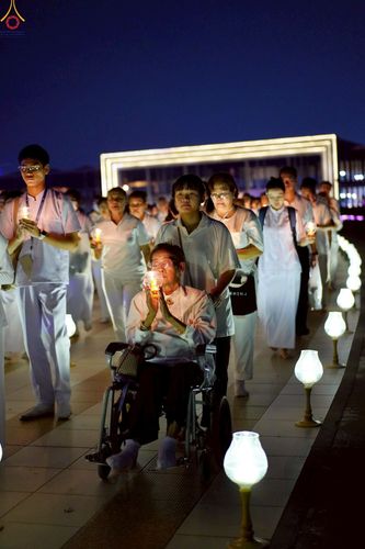 ภาพ No.224103:วันวิสาขบูชา วันอาทิตย์ที่ 11 พฤษภาคม พ.ศ. 2568 พิธีจุดวิสาขประทีป ,  พิธีเวียนประทักษิณรอบพระมหาธรรมกายเจดีย์ , พิธีฉลองชัยสวดมนต์บทธัมมจักกัปปวัตตนสูตร ครบ 7,357,000,000 จบ ณ มหารัตนวิหารคด วัดพระธรรมกาย