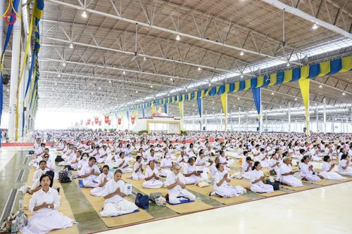 ภาพ No.177717:พิธีตักบาตรและพิธีบูชาข้าวพระ ในวันอาทิตย์ต้นเดือนที่ 1 ธันวาคม พ.ศ. 2567 ณ สภาธรรมกายสากล วัดพระธรรมกาย