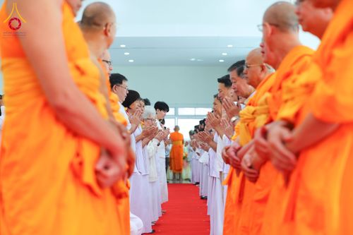 ภาพ No.291123:วันพุธที่ 7 มกราคม พ.ศ. 2569  พิธีบรรจุพระบรมสารีริกธาตุภายในพระเกตุองค์พระประธาน สมโภชพระประธาน พระธรรมกาย พิธีทอดผ้าป่า บุญแสงสว่าง ติดตั้งโซล่าเซล ณ ศูนย์ปฏิบัติธรรมพระมงคลเทพมุนี อ.สองพี่น้อง จ.สุพรรณบุรี