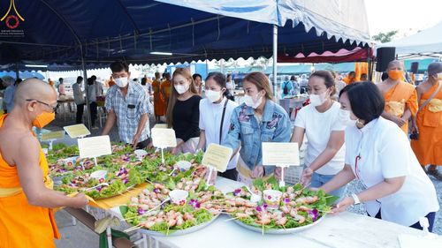 ภาพ No.73912:พิธีถวายภัตตาหารเป็นสังฆทาน แด่คณะพระธรรมยาตราฯ ในโครงการธรรมยาตรากตัญญูบูชา มหาปูชนียาจารย์ พระมงคลเทพมุนี(สด จนฺทสโร) พระผู้ปราบมาร อนุสรณ์สถาน 7 แห่ง ปีที่ 11 วันที่ 23 มกราคม พ.ศ. 2566