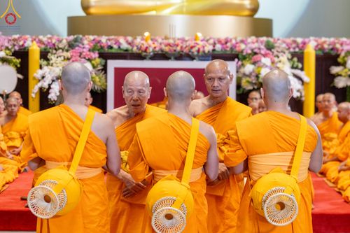 ภาพ No.137822:พิธีอุปสมบทสามเณรอุทิศชีวิต 11 รูป วันวิสาขบูชา พุธที่ 22 พฤษภาคม พ.ศ.2567 ณ อุโบสถ วัดพระธรรมกาย