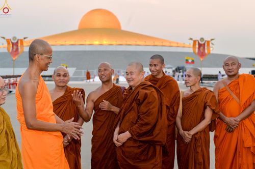 ภาพ No.323139:วันที่ 19 เมษายน พ.ศ.2569 การเรียงกล่องไทยธรรม , เตรียมงานจราจร เพื่องานถวายมหาสังฆทาน 40,000 กว่าวัดทั่วประเทศ วันคุ้มครองโลก 22 เมษายน พ.ศ.2569 วัดพระธรรมกาย