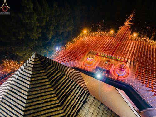 ภาพ No.69380:พิธีจุดประทีปถวายเป็นพุทธบูชา และบูชาธรรมมหาปูชนียาจารย์ ในโครงการธรรมยาตรากตัญญูบูชา มหาปูชนียาจารย์ พระมงคลเทพมุนี(สด จนฺทสโร) พระผู้ปราบมาร ปีที่ 11 ณ อนุสรณ์สถานมหาวิหารพระมงคลเทพมุนี อ.สองพี่น้อง จ.สุพรรณบุรี