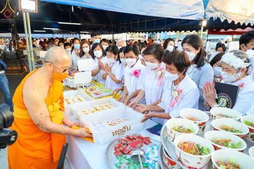 ภาพ No.74655:พิธีถวายภัตตาหารเป็นสังฆทาน แด่คณะพระธรรมยาตราฯ ในโครงการธรรมยาตรากตัญญูบูชา มหาปูชนียาจารย์ พระมงคลเทพมุนี(สด จนฺทสโร) พระผู้ปราบมาร อนุสรณ์สถาน 7 แห่ง ปีที่ 11 วันที่ 28 มกราคม พ.ศ. 2566