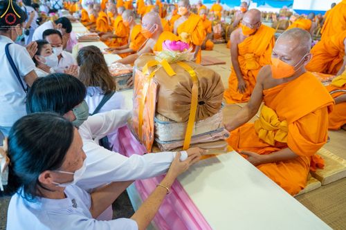 ภาพ No.66482:พิธีถวายอุปกรณ์เครื่องกันหนาว แด่คณะพระภิกษุ สามเณร วัดพระธรรมกาย วันเสาร์ที่ 10 ธันวาคม พ.ศ. 2565 ณ สภาธรรมกายสากล วัดพระธรรมกาย จ.ปทุมธานี