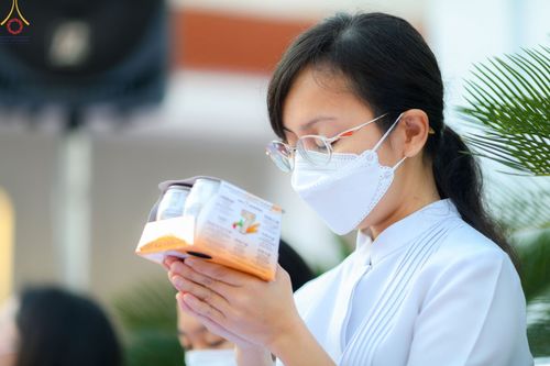 ภาพ No.73598:พิธีตักบาตรพระธรรมยาตราฯ ในโครงการธรรมยาตรากตัญญูบูชา มหาปูชนียาจารย์ พระมงคลเทพมุนี(สด จนฺทสโร) พระผู้ปราบมาร ปีที่ 11 ณ อนุสรณ์สถานลำดับที่ 4 สถานที่เกิดด้วยกายธรรม วัดโบสถ์ (บน) บางคูเวียง อ.บางกรวย จ.นนทบุรี วันที่ 22 มกราคม พ.ศ. 2566