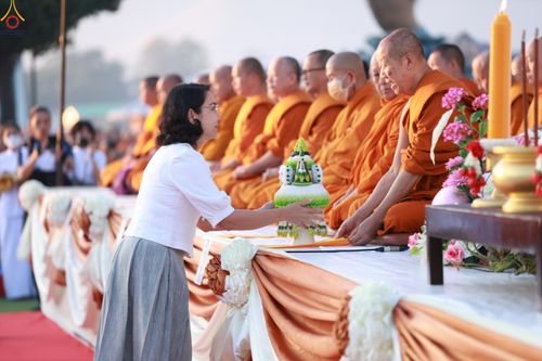 ภาพ No.284200:วันเสาร์ที่ 20 ธันวาคม พ.ศ.2568  พิธีตักบาตรพระ 10,000 รูป เนื่องในโอกาส 194 ปี จังหวัดกาญจนบุรี และอุทิศส่วนกุศลให้แด่บรรพชนทั้งหลาย บริเวณถนนสองแคว (Skywalk) เมืองกาญจนบุรี