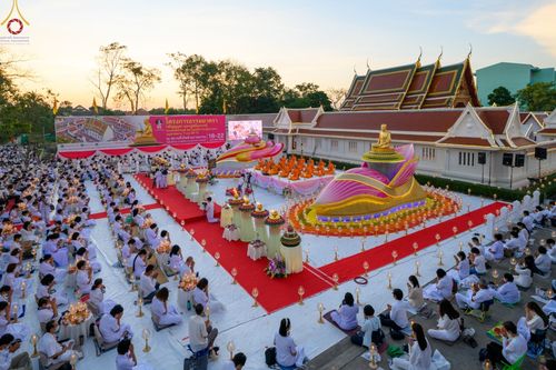 ภาพ No.73293:พิธีจุดประทีปถวายเป็นพุทธบูชา และบูชาธรรมมหาปูชนียาจารย์ ในโครงการธรรมยาตรากตัญญูบูชา มหาปูชนียาจารย์ พระมงคลเทพมุนี(สด จนฺทสโร) พระผู้ปราบมาร ปีที่ 11 ณ อนุสรณ์สถานลำดับที่ 4 สถานที่เกิดด้วยกายธรรม วัดโบสถ์ (บน) บางคูเวียง อ.บางกรวย จ.นนทบุรี วันที่ 21 
