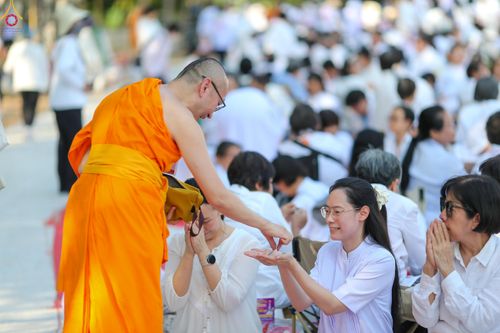 ภาพ No.300614:ภาพเบื้องหลังอาสาสมัครรวมใจ ชุดที่ 3 ในโครงการธรรมยาตรา กตัญญูบูชา มหาปูชนียาจารย์ พระมงคลเทพมุนี(สด จนฺทสโร) พระผู้ปราบมาร อนุสรณ์สถาน 7 แห่ง ปีที่ 14