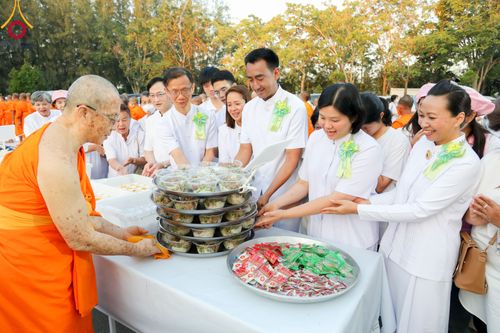 ภาพ No.106373:พิธีถวายภัตตาหารเป็นสังฆทาน แด่คณะพระธรรมยาตราฯ ในโครงการธรรมยาตรากตัญญูบูชา มหาปูชนียาจารย์ พระมงคลเทพมุนี(สด จนฺทสโร) พระผู้ปราบมาร อนุสรณ์สถาน 7 แห่ง ปีที่ 12 วันที่ 5 มกราคม พ.ศ. 2567 ณ อนุสรณ์สถานโลตัสแลนด์ จ.สุพรรณบุรี