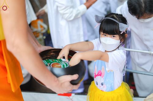 ภาพ No.69637:พิธีตักบาตรพระธรรมยาตราฯ ในโครงการธรรมยาตรากตัญญูบูชา มหาปูชนียาจารย์ พระมงคลเทพมุนี(สด จนฺทสโร) พระผู้ปราบมาร ปีที่ 11 ณ อนุสรณ์สถานลำดับที่ 1 สถานที่เกิดด้วยรูปกายเนื้อ อนุสรณ์สถานมหาวิหารพระมงคลเทพมุนี อ.สองพี่น้อง จ.สุพรรณบุรี