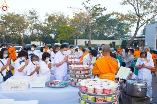 ภาพ No.71489:พิธีถวายภัตตาหารเป็นสังฆทาน แด่คณะพระธรรมยาตราฯ ในโครงการธรรมยาตรากตัญญูบูชา มหาปูชนียาจารย์ พระมงคลเทพมุนี(สด จนฺทสโร) พระผู้ปราบมาร อนุสรณ์สถาน 7 แห่ง ปีที่ 11 วันที่ 16 มกราคม พ.ศ. 2566