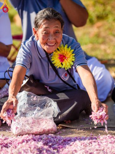 ภาพ No.106187:พิธีต้อนรับพระธรรมยาตรา ชุด 2 ในโครงการธรรมยาตรากตัญญูบูชา มหาปูชนียาจารย์  พระมงคลเทพมุนี(สด จนฺทสโร) พระผู้ปราบมาร  อนุสรณ์สถาน 7 แห่ง ปีที่ 12  วันที่ 3 มกราคม พ.ศ. 2567  ณ อนุสรณ์สถานโลตัสแลนด์ จ.สุพรรณบุรี