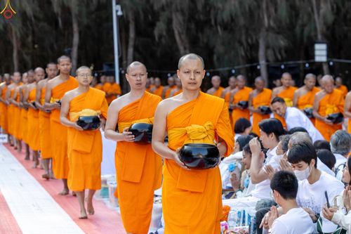 ภาพ No.289357:วันที่ 7 มกราคม พ.ศ. 2569 พิธีตักบาตรพระธรรมยาตรา ณ อนุสรณ์สถานลำดับที่ 1 สถานที่เกิดด้วยรูปกายเนื้อ อนุสรณ์สถานมหาวิหารพระมงคลเทพมุนี (โลตัสแลนด์) อ.สองพี่น้อง จ.สุพรรณบุรี ในโครงการธรรมยาตรา กตัญญูบูชา มหาปูชนียาจารย์ พระมงคลเทพมุนี(สด จนฺทสโร) พระผู้ป