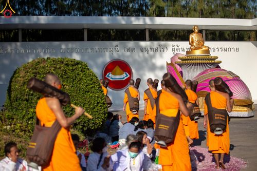 ภาพ No.105703:พิธีต้อนรับพระธรรมยาตรา ในโครงการธรรมยาตรากตัญญูบูชา มหาปูชนียาจารย์ พระมงคลเทพมุนี(สด จนฺทสโร) พระผู้ปราบมาร อนุสรณ์สถาน 7 แห่ง ปีที่ 12 วันที่ 3 มกราคม พ.ศ. 2567 ณ อนุสรณ์สถานโลตัสแลนด์ จ.สุพรรณบุรี