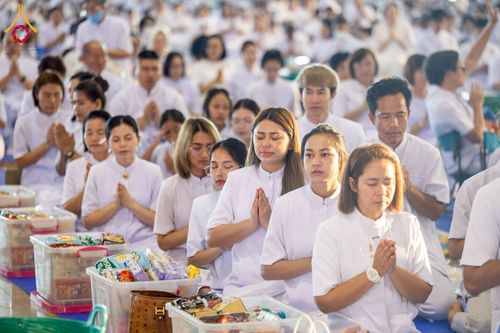 ภาพ No.215147:วันอาทิตย์ต้นเดือนที่ 6 เมษายน พ.ศ. 2568 พิธีตักบาตรข้าวสารอาหารแห้ง ณ บ้านแก้วเรือนทองคุณยาย สภาธรรมกายสากล วัดพระธรรมกาย