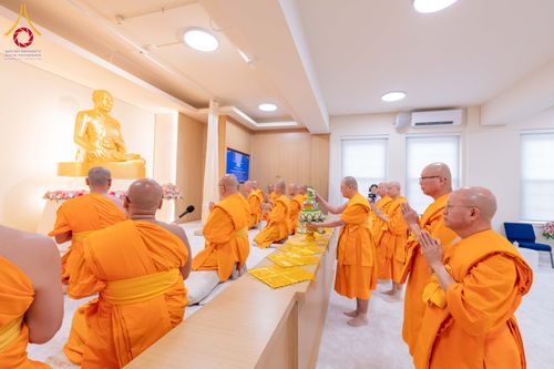 ภาพ No.319124:วันที่ 29 มีนาคม พ.ศ.2569 พิธีอัญเชิญรูปหล่อพระมงคลเทพมุนี (สด จนฺทสโร) ประดิษฐาน ณ ห้องปฏิบัติธรรม “มงคลรัตนโชติ”  วัดพระธรรมกายชิคาโก ประเทศสหรัฐอเมริกา