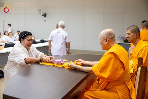 ภาพ No.324890:วันพฤหัสบดีที่ 23 เมษายน พ.ศ.2569  หลวงพ่อทัตตชีโว รองเจ้าอาวาสวัดพระธรรมกาย ถวายการต้อนรับและปฏิสันถารคณะชาวอินโดนีเซีย