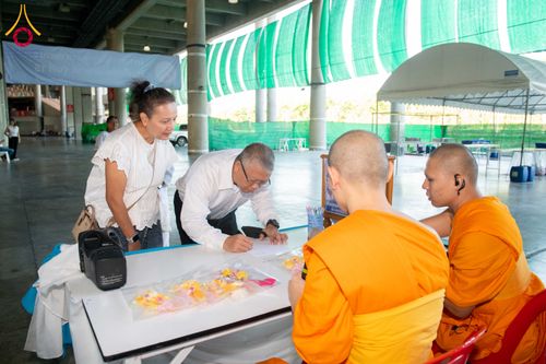 ภาพ No.339938:วันอาทิตย์ที่ 19 กรกฎาคม พ.ศ.2569 พิธีตักบาตรโครงการบรรพชาสามเณรนานาชาติ รุ่นที่ 15 ณ มหารัตนวิหารคด 6 วัดพระธรรมกาย