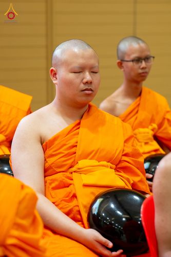 ภาพ No.322872:วันเสาร์ที่ 18 เมษายน พ.ศ. 2569 ตักบาตรฉลองพระใหม่ โครงการอุปสมบทหมู่ธรรมทายาท ระดับอุดมศึกษา รุ่นที่ 53 ภาคฤดูร้อน  ณ ฟ้องปฏิบัติธรรม ชั้นลอย 1/2 มหารัตนวิหารคด คอร์ 13 วัดพระธรรมกาย