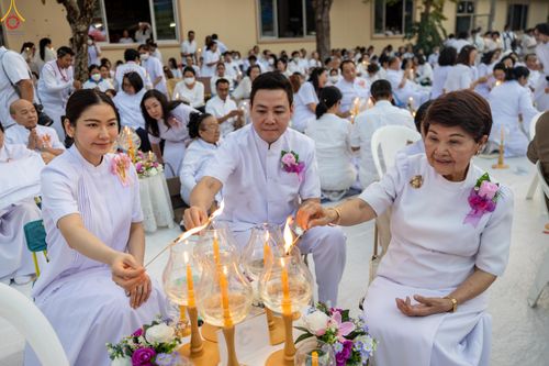 ภาพ No.297045:วันที่ 17 มกราคม พ.ศ. 2569 พิธีจุดประทีปถวายเป็นพุทธบูชา และบูชาธรรมมหาปูชนียาจารย์ (ภาพชุดที่ 2) ณ วัดโบสถ์บน ต.บางคูเวียง จ.นนทบุรี อนุสรณ์สถานลำดับที่ 4 สถานที่เกิดด้วยกายธรรม ในโครงการธรรมยาตรา กตัญญูบูชา มหาปูชนียาจารย์ พระมงคลเทพมุนี(สด จนฺทสโร) พร