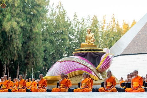 ภาพ No.288433:วันที่ 4 มกราคม พ.ศ. 2569 พระธรรมยาตราปฏิบัติธรรม และถ่ายภาพหมู่ประวัติศาสตร์ ในโครงการธรรมยาตรา กตัญญูบูชา มหาปูชนียาจารย์ พระมงคลเทพมุนี(สด จนฺทสโร) พระผู้ปราบมาร อนุสรณ์สถาน 7 แห่ง ปีที่ 14 ณ อนุสรณ์สถานมหาวิหารพระมงคลเทพมุนี (โลตัสแลนด์) อ.สองพี่น้อง