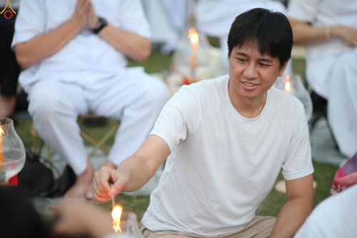 ภาพ No.297048:วันที่ 17 มกราคม พ.ศ. 2569 พิธีจุดประทีปถวายเป็นพุทธบูชา และบูชาธรรมมหาปูชนียาจารย์ (ภาพชุดที่ 2) ณ วัดโบสถ์บน ต.บางคูเวียง จ.นนทบุรี อนุสรณ์สถานลำดับที่ 4 สถานที่เกิดด้วยกายธรรม ในโครงการธรรมยาตรา กตัญญูบูชา มหาปูชนียาจารย์ พระมงคลเทพมุนี(สด จนฺทสโร) พร