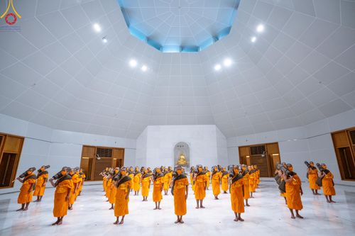 ภาพ No.106227:พระธรรมยาตราร่วมปฏิบัติธรรม และถ่ายภาพหมู่ประวัติศาสตร์ ในโครงการธรรมยาตรากตัญญูบูชา มหาปูชนียาจารย์ พระมงคลเทพมุนี(สด จนฺทสโร) พระผู้ปราบมาร  อนุสรณ์สถาน 7 แห่ง ปีที่ 12  วันที่ 4 มกราคม พ.ศ. 2567  ณ อนุสรณ์สถานมหาวิหารพระมงคลเทพมุนี จ.สุพรรณบุรี