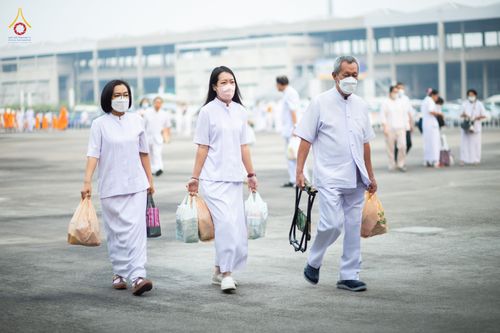 ภาพ No.76721:พิธีตักบาตรข้าวสารอาหารแห้ง  ณ บ้านแก้วเรือนทองคุณยายฯ สภาธรรมกายสากล  วัดพระธรรมกาย จ.ปทุมธานี  ในวันอาทิตย์ต้นเดือนที่ 6 มีนาคม พ.ศ. 2566