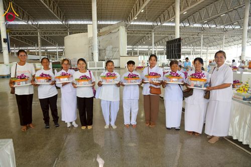 ภาพ No.215242:วันอาทิตย์ต้นเดือนที่ 6 เมษายน พ.ศ. 2568 พิธีตักบาตรข้าวสารอาหารแห้ง ณ บ้านแก้วเรือนทองคุณยาย สภาธรรมกายสากล วัดพระธรรมกาย